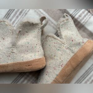 Toms Slippers | Size 7 (fits small)